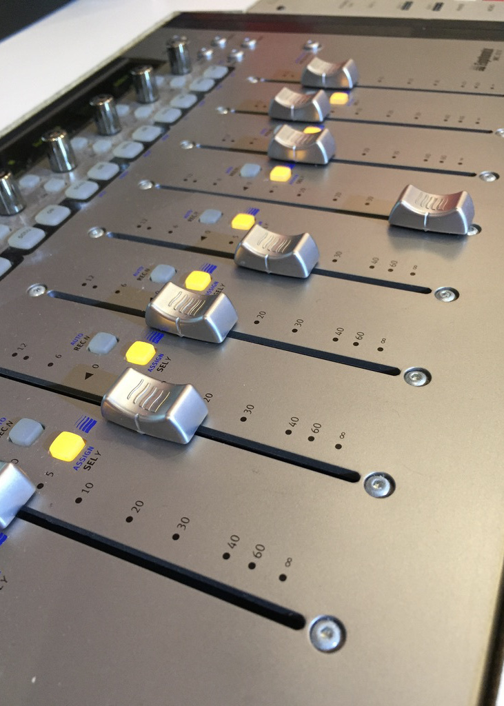 ミックスダウンのご依頼を承ります。オンラインでのミックスも可能です。