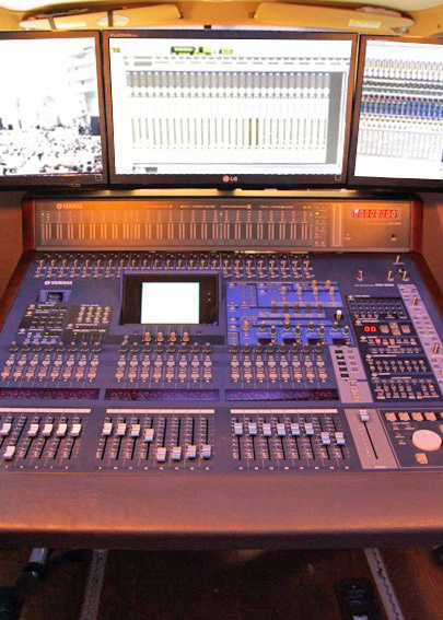 弊社所有の音声中継車でのライブレコーディングや生配信を承ります。中継車なしでのステージ袖や楽屋、中継室での収録や配信も可能です。